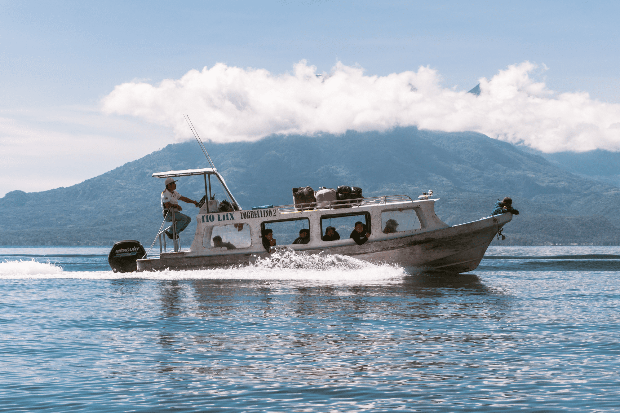 Lancha gently gliding through the lake.