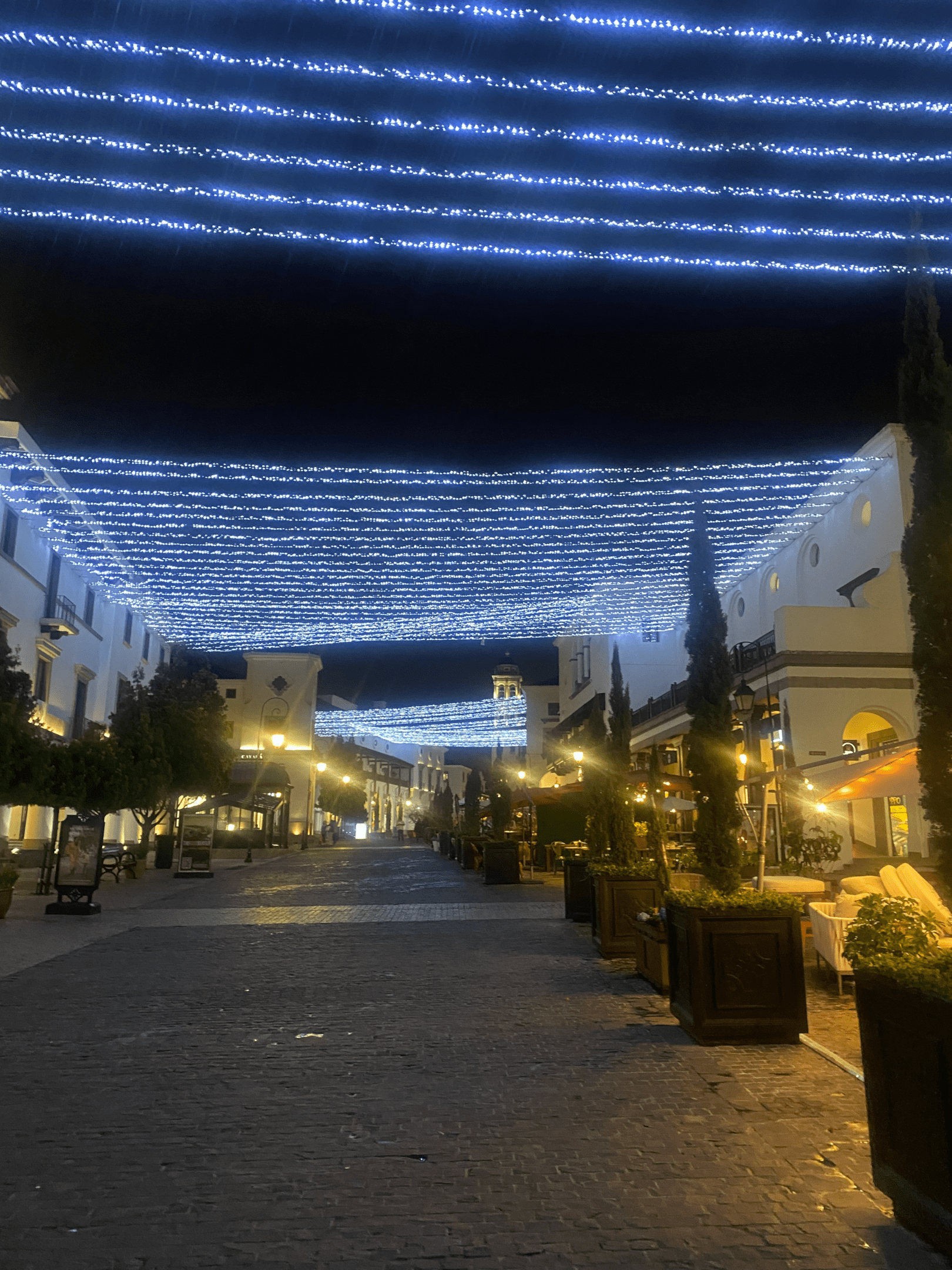 Designed community with broad cobbled streets.  It is a great addition to any full day tour.
